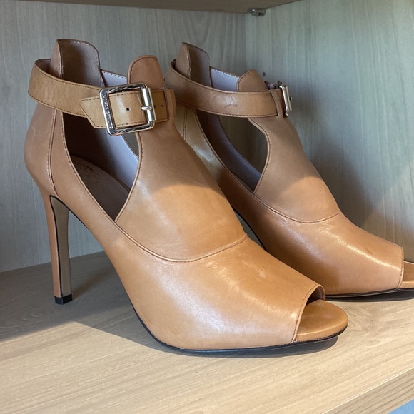 Vince Camuto Tan Shoes - Picture 5 of 6